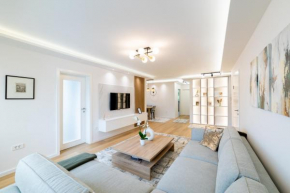 Old Town Heaven 3-bedroom apartment with balcony